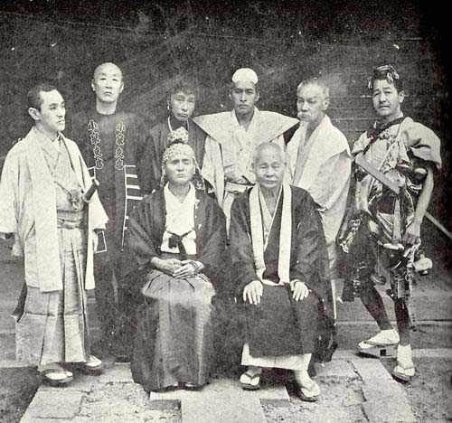 御洒落会大口六兵衛氏の葬儀後、初七日でのメンバー写真:左端が門水