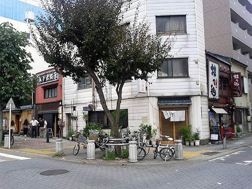 うどん一八、早川商店:戦災を奇跡的に免れた一角