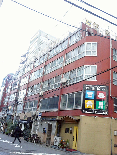 NCA校舎と後方はNext Focus (本年11月21日オープンの大型靴店)