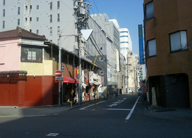 矢場町通り東側：ソエダアパートメントなど商店街の面影が？