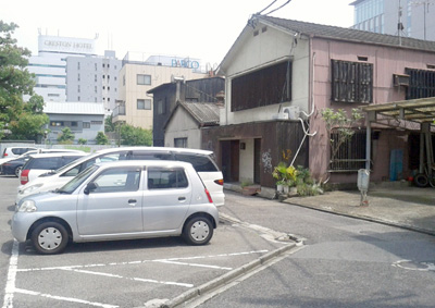 パーク南:十全病院跡、旅館・御宇良跡、奥に白林寺トタン塀