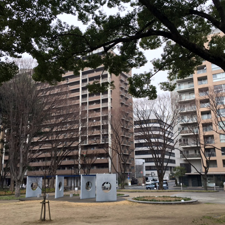 公園よりウィンコートを望む・右はプラウド栄白川公園（平成17年築）