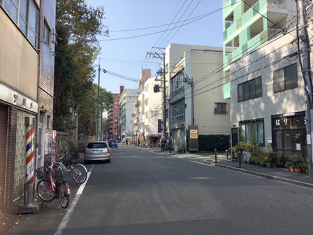 写真3： 若宮八幡社北：ツバメ理容、朝倉針灸治療院、若原裁縫具店