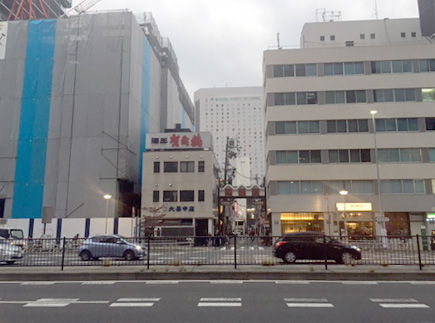 現在の御園銀座入口:大甚中店と工事の進捗する御園座ビル