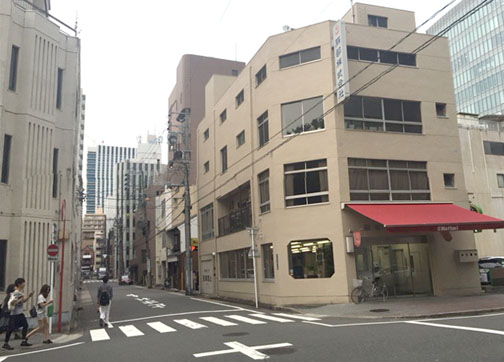 白川通り角:左・伊藤内科、右・服部㈱元江口さん跡地