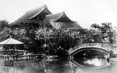 東陽館・本館と前庭（沢井鈴一HPより）