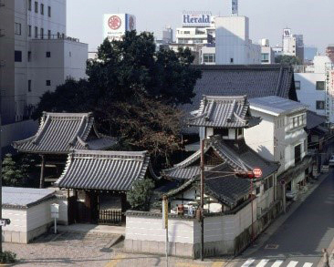 勝鬘寺：鐘楼、山門、太鼓楼、奥が本堂