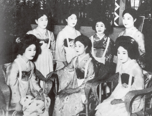 広小路通りのカフェーの女給さん 『写真集 愛知百年』